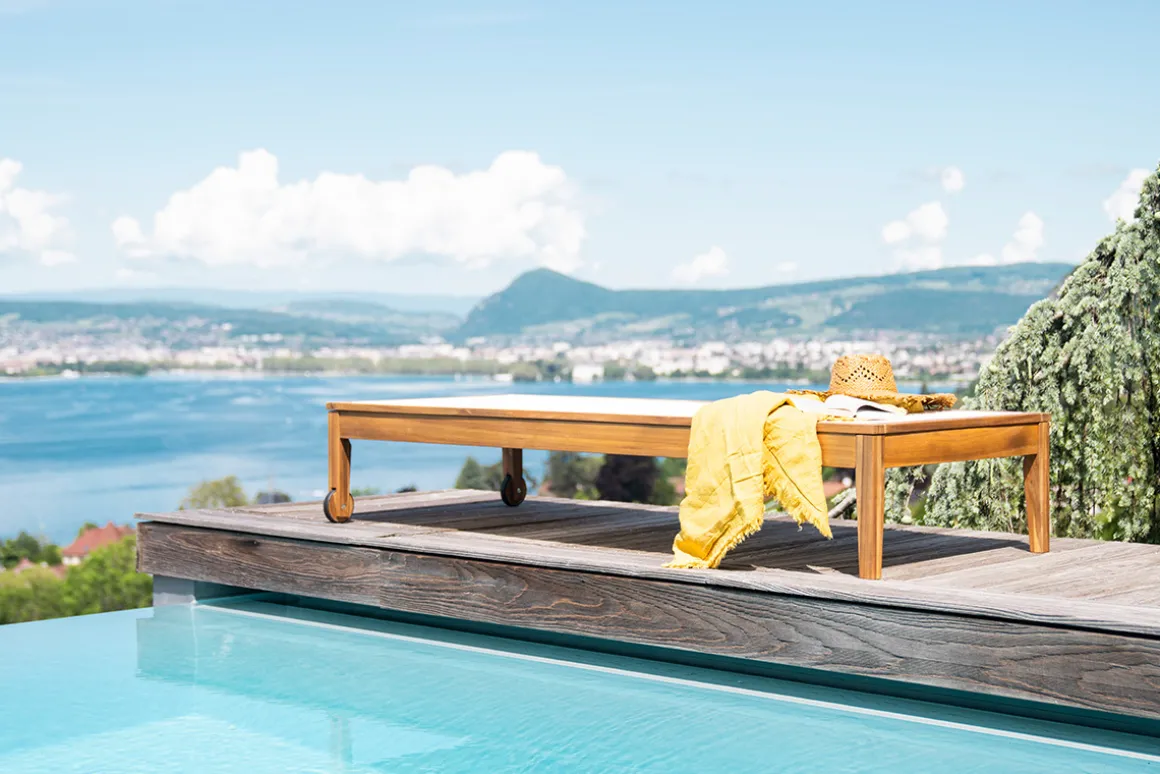 Miliboo Chaise Longue-Bain de soleil blanc et bois massif NAVEEN