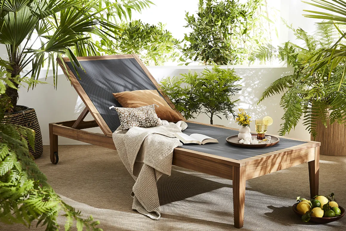 Miliboo Chaise Longue-Bain de soleil gris foncé et bois massif NAVEEN