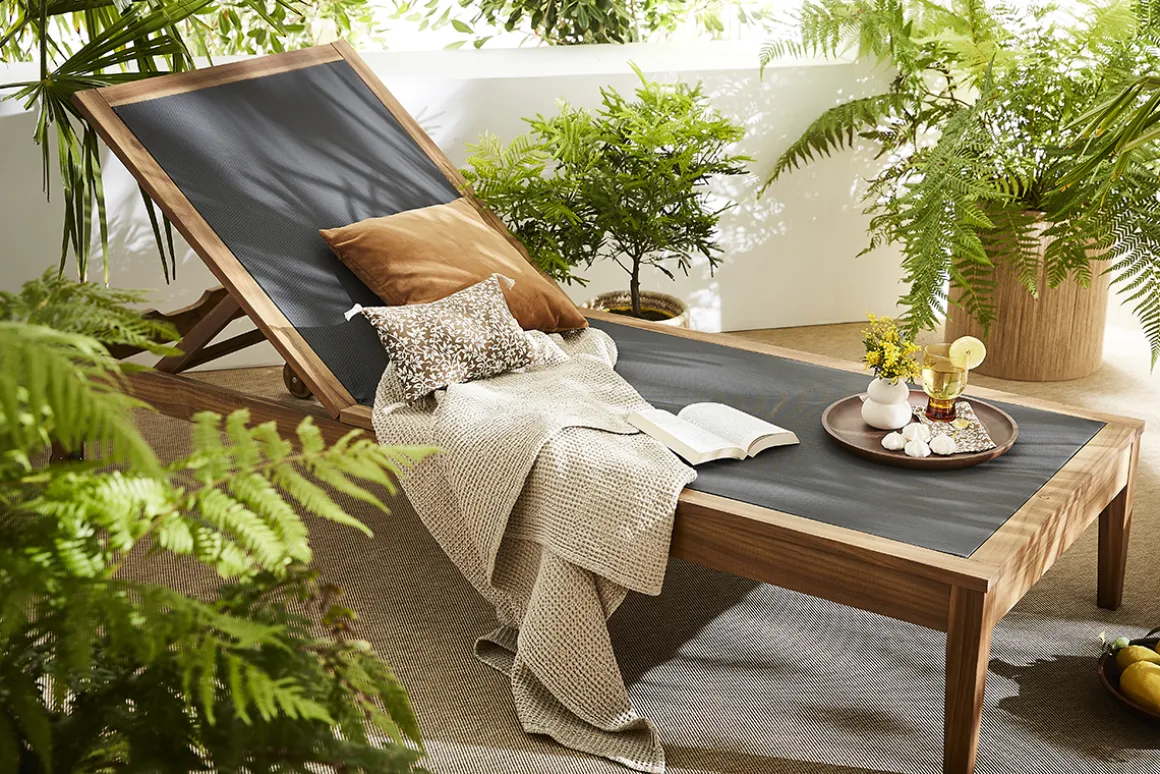 Miliboo Chaise Longue-Bain de soleil gris foncé et bois massif NAVEEN