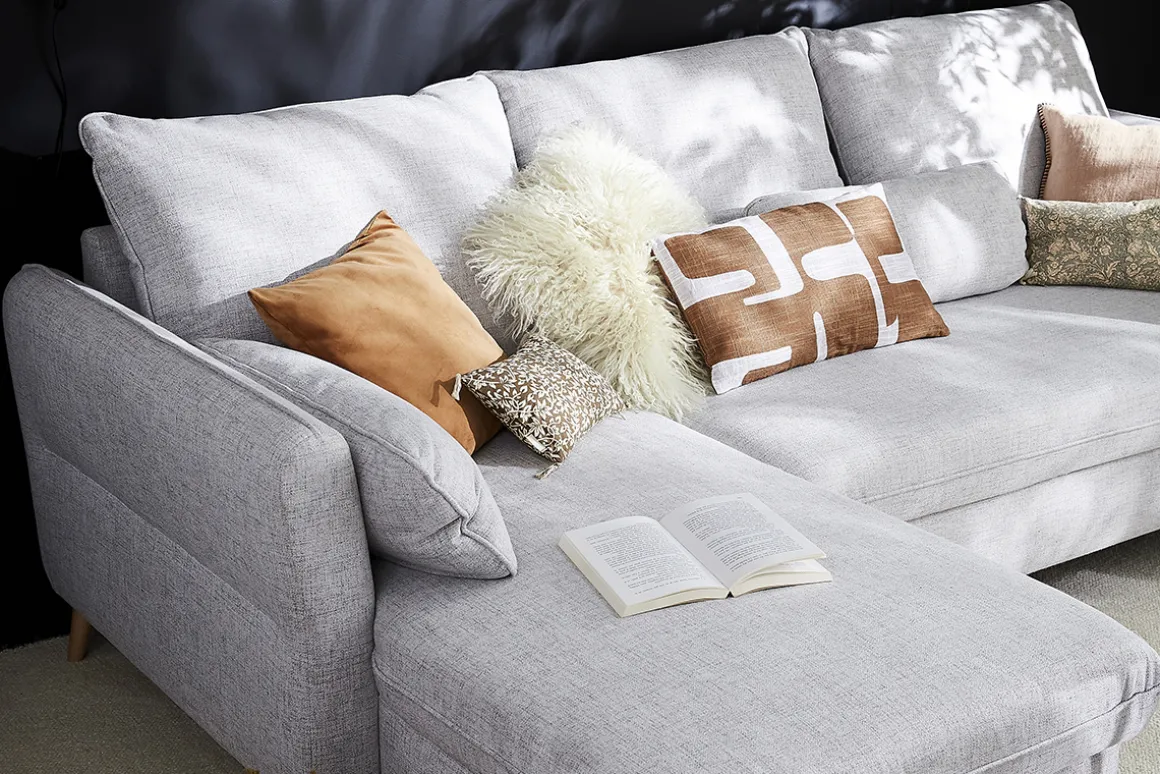 Miliboo Canapé Convertible|Canapé D'angle-Canapé d'angle convertible réversible avec coffre 3-4 places en tissu gris clair et bois clair DRISS