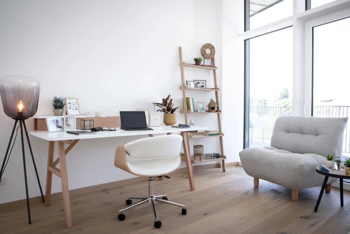 Miliboo Fauteuil De Bureau-Chaise de bureau à roulettes design blanc, bois clair et acier chromé ARAMIS