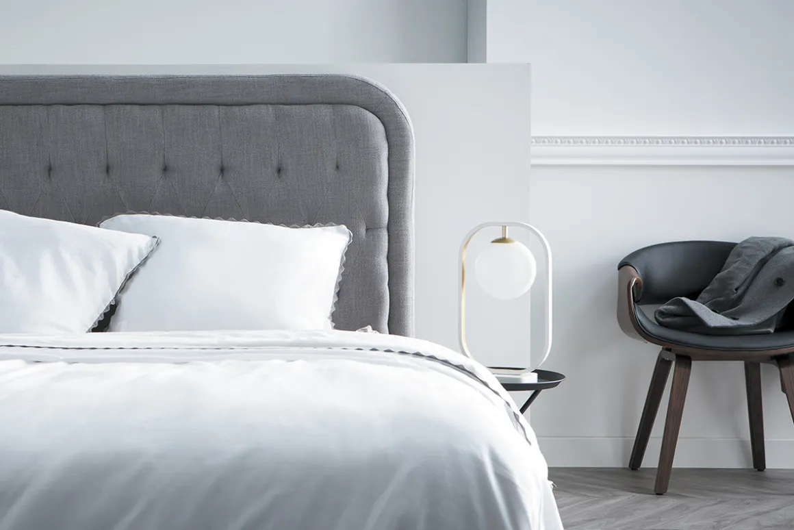 Miliboo Fauteuil Design|Voir Tous Les Fauteuils-Chaise design noir et bois clair ARAMIS