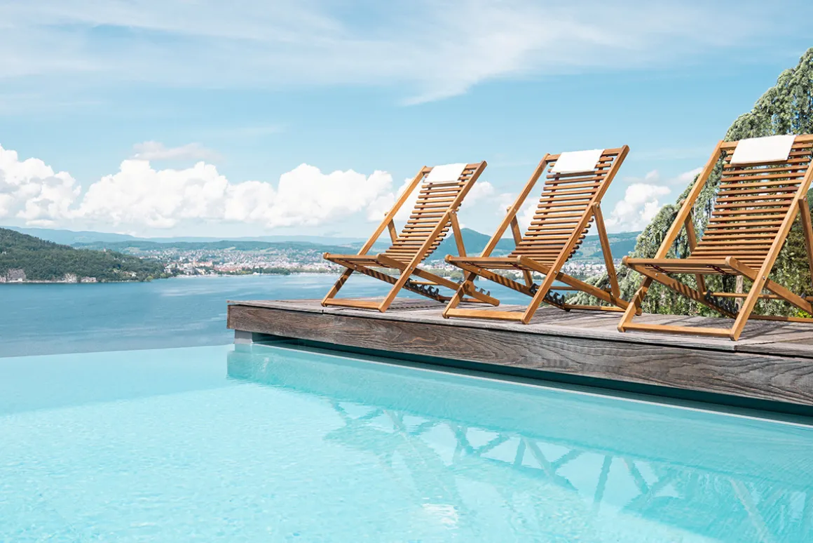 Miliboo Chaise Longue-Chiliennes en bois massif avec coussin en tissu blanc (lot 2) MOONA