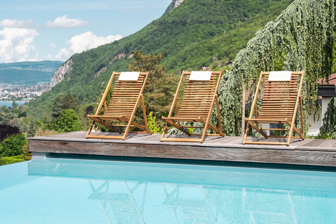 Miliboo Chaise Longue-Chiliennes en bois massif avec coussin en tissu blanc (lot 2) MOONA