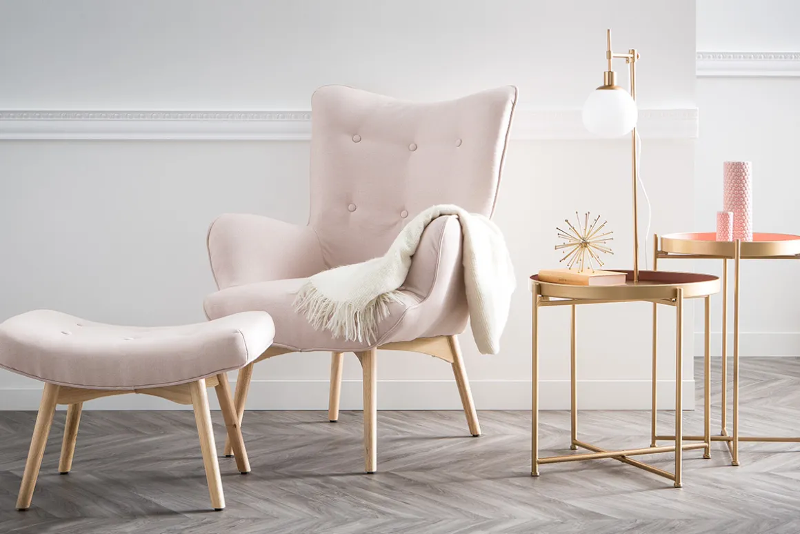 Miliboo Fauteuil Design|Voir Tous Les Fauteuils-Fauteuil avec repose-pieds scandinave en tissu rose poudré et bois clair BRISTOL