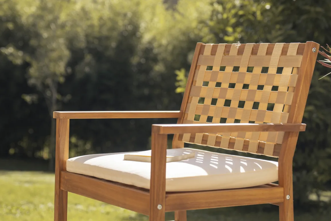 Miliboo Chaise De Jardin-Fauteuils de jardin en bois massif avec coussin blanc et sangles beiges (lot de 2) SANTANA