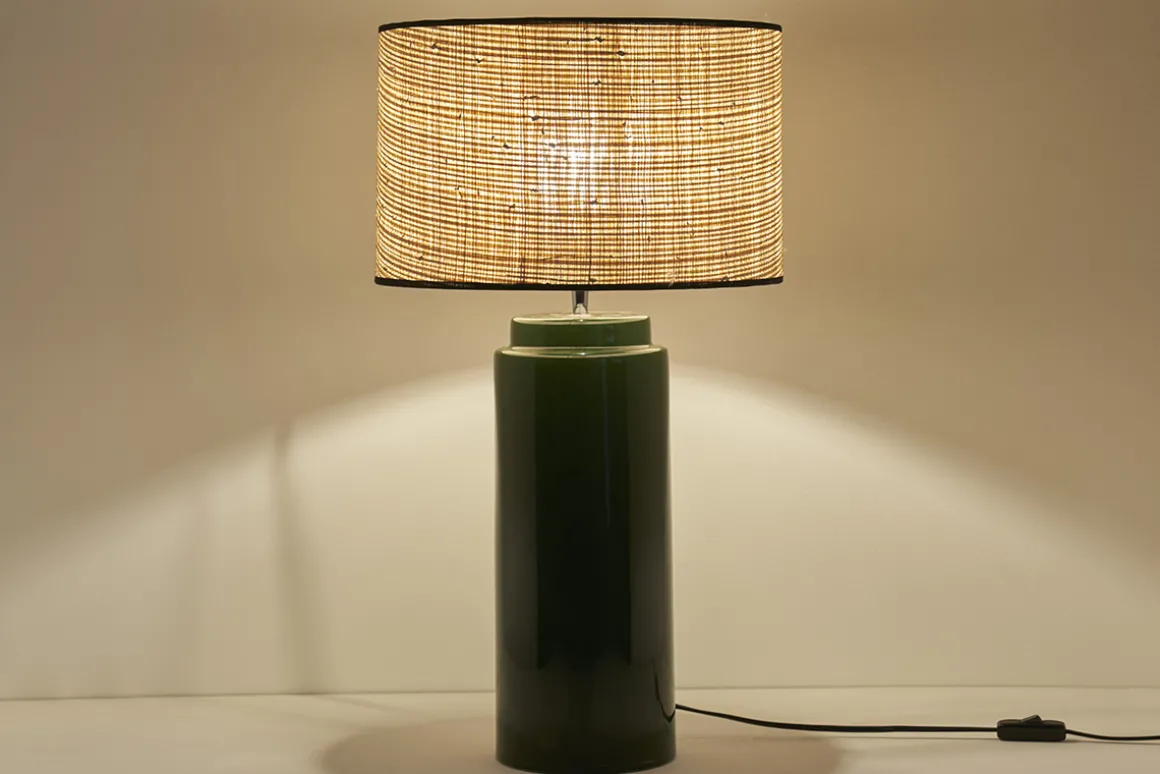 Miliboo Lampe À Poser|Lampe À Poser-Lampe à poser en céramique émaillée verte et abat-jour en raphia naturel H64 cm MAJES
