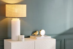 Miliboo Lampe À Poser|Lampe À Poser-Lampe à poser en céramique émaillée blanche et abat-jour en raphia naturel H64 cm MAJES