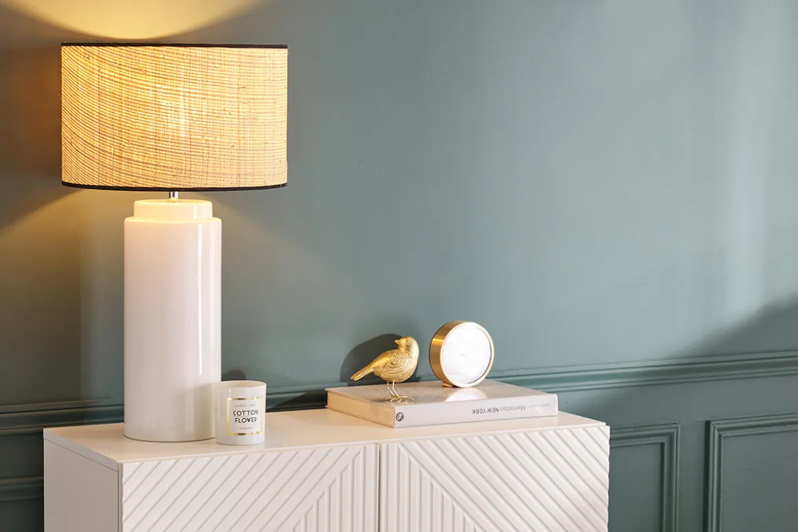 Miliboo Lampe À Poser|Lampe À Poser-Lampe à poser en céramique émaillée blanche et abat-jour en raphia naturel H64 cm MAJES
