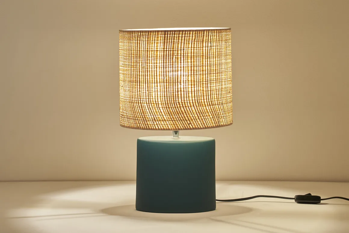 Miliboo Lampe À Poser|Lampe À Poser-Lampe à poser en céramique bleu pétrole mat et abat-jour en raphia naturel H40 cm TIGA