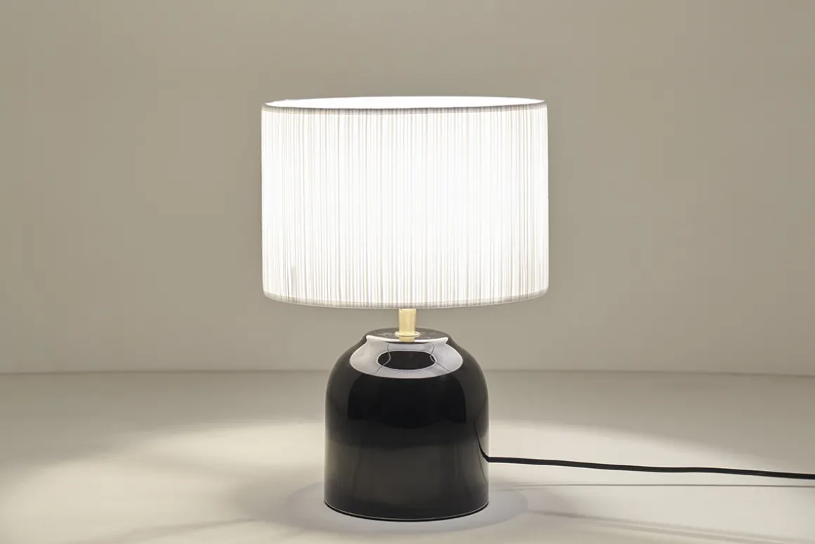 Miliboo Lampe À Poser|Lampe À Poser-Lampe à poser noire en céramique brillante et abat-jour en tissu plissé blanc H35 cm PIEGA