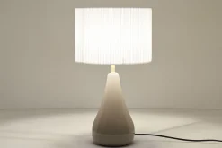 Miliboo Lampe À Poser|Lampe À Poser-Lampe à poser taupe en céramique brillante et abat-jour en tissu plissé blanc H49 cm TROIA